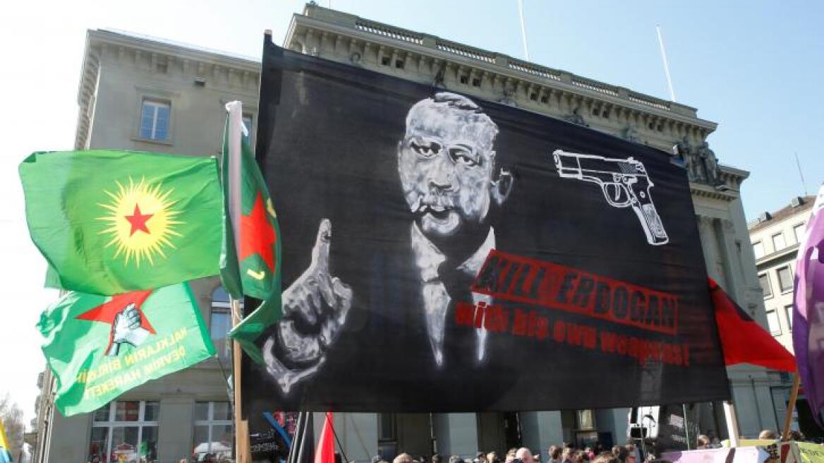Ελβετία: Έρευνα για το πανό με μήνυμα «σκοτώστε τον Ερντογάν με τα ίδια του τα όπλα»